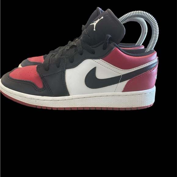 Nike Air Jordan 1 Low Bred Toe Black Red Size 3.5 Y 553560-612 - Picture 4 of 8